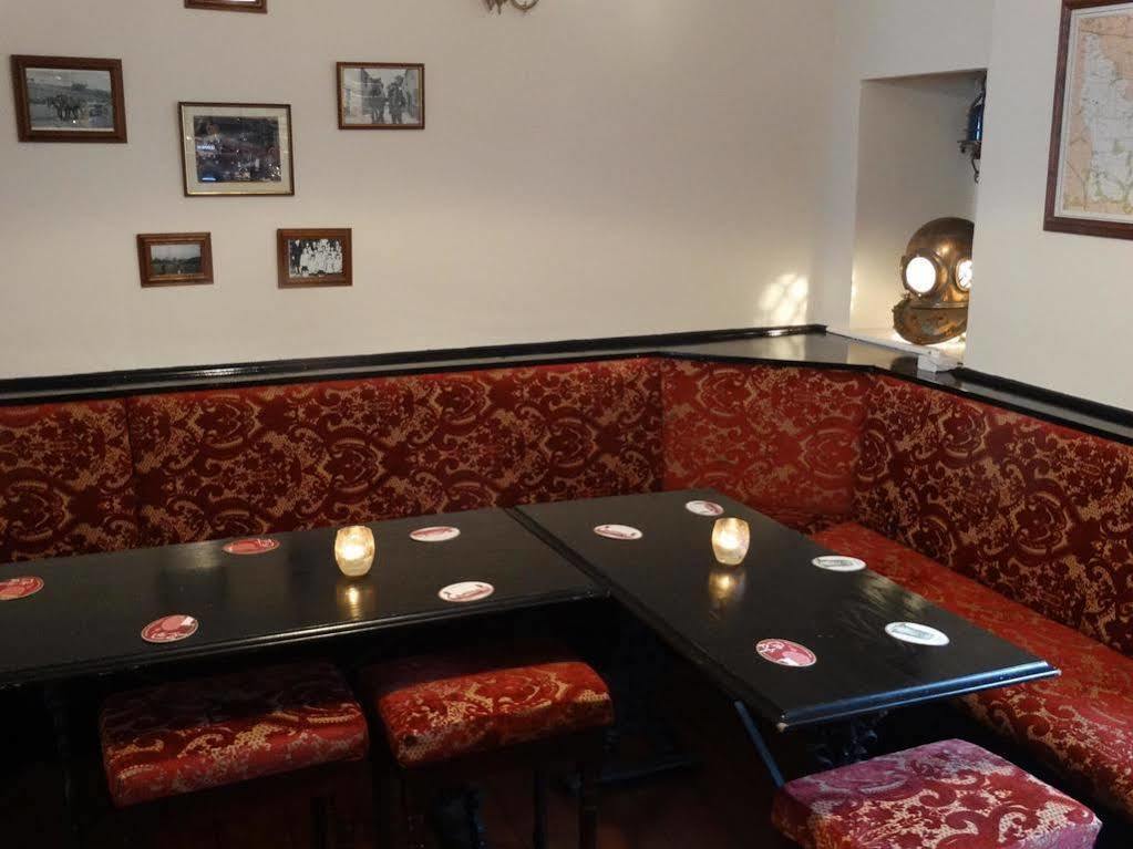 The Red Lion Hotel Oakford 外观 照片