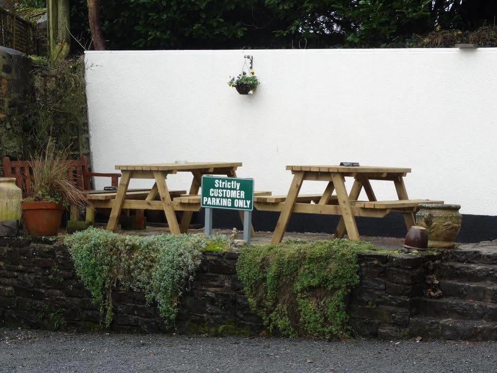 The Red Lion Hotel Oakford 外观 照片